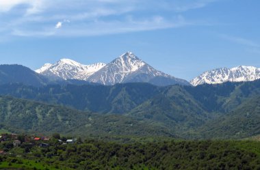 Tien Shan görünümünü ridge Zailiysky Alatau yakınındaki Almatı, Kazakistan