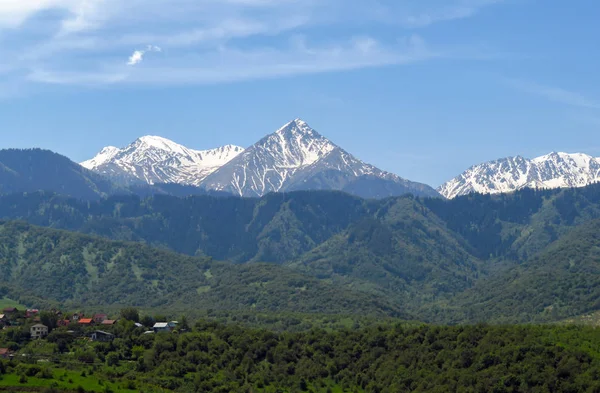 天山山脈の尾根近くアルマトイ カザフスタン Zailiysky アラタウ — ストック写真