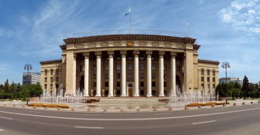 Almatı, Kazakistan - 10 Haziran 2018: Eski Meydanı ve hükümet binası Almatı, Kazakistan'ın panoramik görünüm.