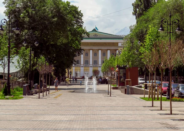 Almatı Kazakistan Haziran 2018 Panfilov Caddesi Boyunca Kazakça Opera Bale — Stok fotoğraf