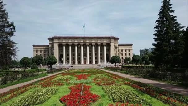 Θέα Στην Πλατεία Της Παλιάς Και Κυβερνητικό Σπίτι Αλμάτι Καζακστάν — Αρχείο Βίντεο