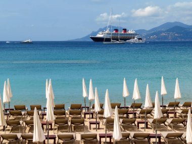 Cannes, Güney Fransa bir plajda şemsiye