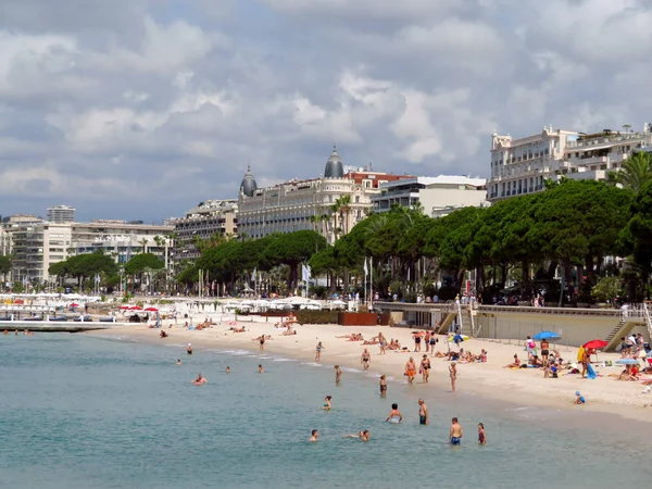 Cannes France June 2018 Vacationers Enjoy Beautiful Weather Public Beach — Stock Photo, Image