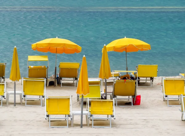 Cannes Güney Fransa Bir Plajda Sarı Şemsiye — Stok fotoğraf