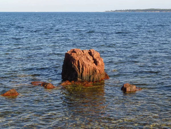 Μικρό Βράχο Στη Μεσόγειο Θάλασσα Κοντά Στις Κάννες Γαλλία — Φωτογραφία Αρχείου