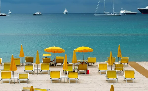 Cannes Fransa Haziran 2018 Sarı Şemsiye Bir Plajda Nsanlar Istirahat — Stok fotoğraf