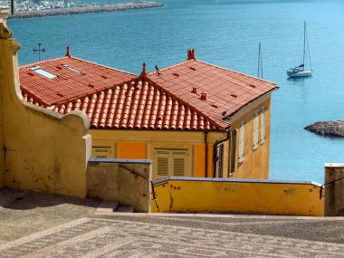 Parlak cephe renkli evleri ve mavi deniz güneşli bir Menton, Fransa