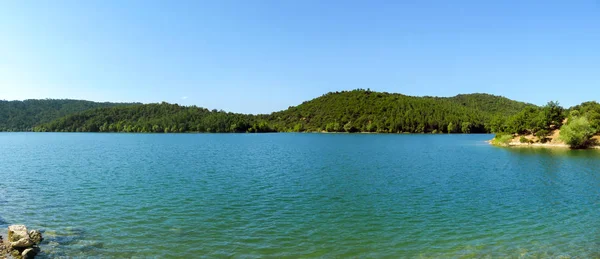 法国南部的圣 Cassien 有着美丽的蓝天和水 — 图库照片