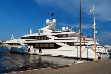 Bağlantı noktası Pierre Canto Boulevard de la Croisette Cannes, Fransa, demirlemiş Lüks Yat