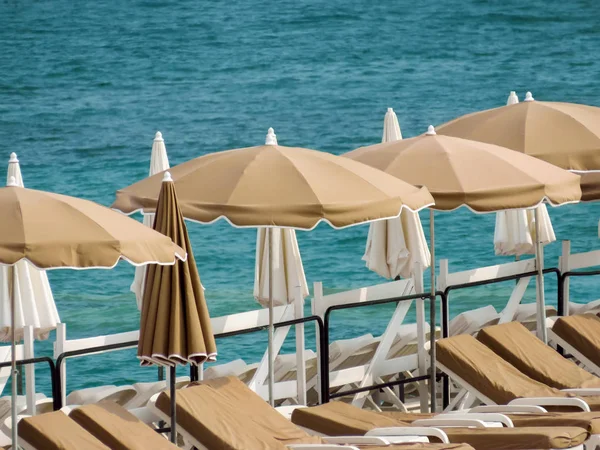 Sombrillas Beige Una Playa Cannes Sur Francia — Foto de Stock