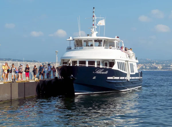 Cannes França Julho 2018 Barco Recreio Silhouette Chegou Cais Ilha — Fotografia de Stock