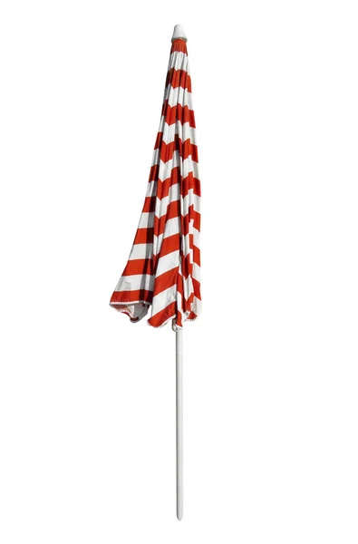 封闭的红白色条纹沙滩伞被隔离在白色 包含的剪切路径 — 图库照片