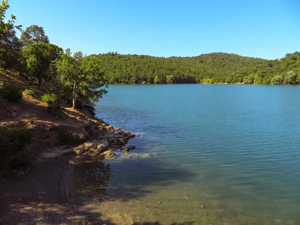 Lake Cassien Jihu Francie Krásnou Modrou Oblohu Vody — Stock fotografie