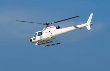 Cannes, Fransa - 4 Temmuz 2018: Cannes Heliport arazi için yaklaşım bir helikopter