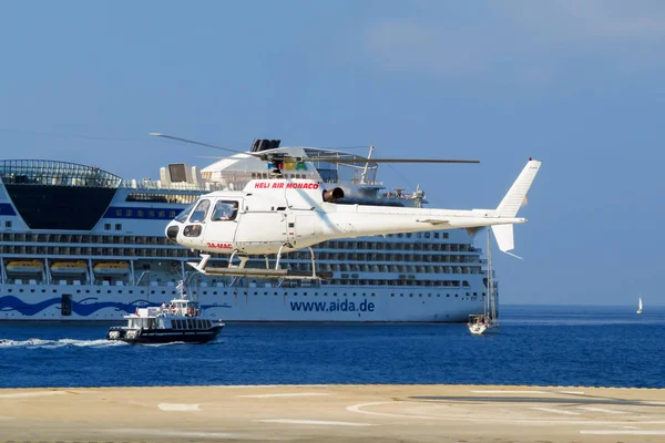 Cannes Francja Lipca 2018 Helikopter Starego Portu Cannes Cruise Liner — Zdjęcie stockowe