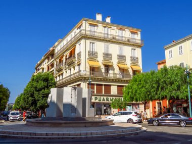 Menton, Fransa - 30 Haziran 2018: Şehir'in mimaride. Menton, Fransız Rivierası'nda bir küçük sahil kasabasıdır. Kimliği belirsiz kişi sokakta yürürken.