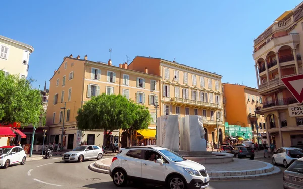 Menton, Fransa - 30 Haziran 2018: Şehir'in mimaride. Menton küçük sahil kasabasıdır Fransız Rivierası'nda.