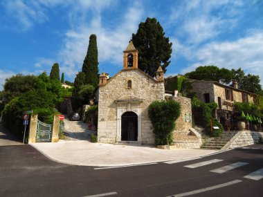Saint Paul de Vence, Fransa - 9 Temmuz 2018: Saint Paul de Vence, Fransız Rivierası'nın en eski kentlerinden biri eski ortaçağ kilisesi.