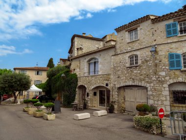 Saint Paul De Vence iki derin vadiler arasında dar bir teşvik tünemiş bir güzel Ortaçağ müstahkem köyüdür.