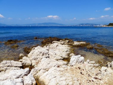 Fransız Rivierası deniz kıyısında