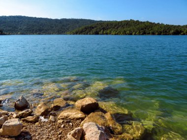 Lake St Cassien güzel mavi gökyüzü ve su ile Güney Fransa'da