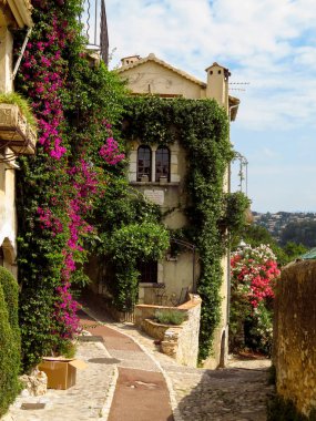 Saint Paul de Vence, Fransa - 9 Temmuz 2018: sokakları ve şehir'in mimaride. Saint Paul De Vence iki derin vadiler arasında tünemiş bir güzel Ortaçağ müstahkem köyüdür.