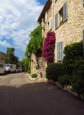 Saint Paul de Vence, Fransa - 9 Temmuz 2018: sokakları ve şehir'in mimaride. Saint Paul De Vence iki derin vadiler arasında tünemiş bir güzel Ortaçağ müstahkem köyüdür.