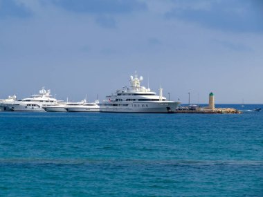 Bağlantı noktası Pierre Canto Boulevard de la Croisette Cannes, Fransa, demirlemiş Lüks Yatlar