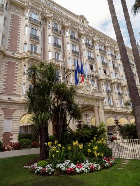 Cannes, Fransa - 3 Temmuz 2018: Croisette Bulvarı'nda yer alan ünlü Carlton International Hotel, görünüm