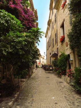 Saint Paul de Vence, Fransa - 9 Temmuz 2018: sokakları ve şehir'in mimaride. Saint Paul De Vence iki derin vadiler arasında tünemiş bir güzel Ortaçağ müstahkem köyüdür.