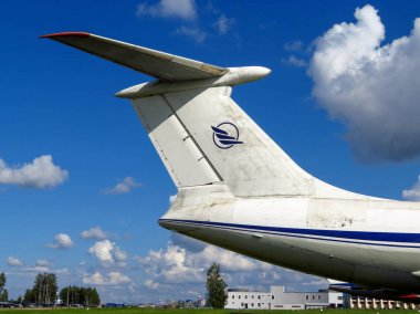 Minsk, Beyaz Rusya - 14 Temmuz 2018: Il-76 (Ilyushin) Uçak Minsk yakınındaki eski sivil havacılık Açık Hava Müzesi'nde. Ilyushin Il-76 Sovyetler Birliği'nde inşa edildi.
