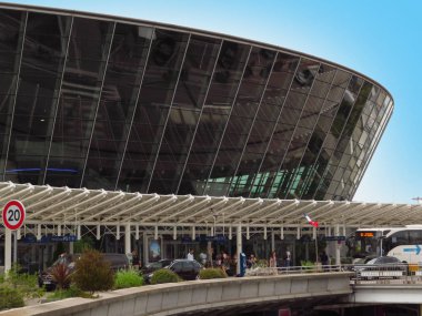 Nice, Fransa - 14 Temmuz 2018: Nice Cote d'Azur Havaalanı Terminal binasında. Fransa üçüncü en işlek Havaalanı olduğunu.