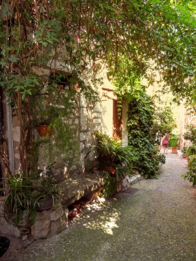 Saint Paul de Vence, Fransa - 9 Temmuz 2018: sokakları ve şehir'in mimaride. Saint Paul De Vence iki derin vadiler arasında tünemiş bir güzel Ortaçağ müstahkem köydür. Kimliği belirsiz insanlar sokakta yürüyor.