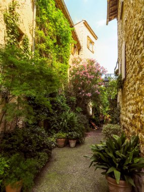 Sokaklar ve şehir'in mimaride. Saint Paul De Vence iki derin vadiler arasında tünemiş bir güzel Ortaçağ müstahkem köyüdür.
