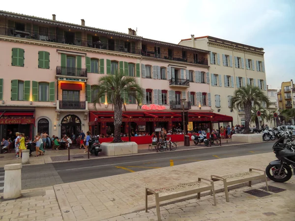 Cannes, Fransa - 3 Temmuz 2018: Ünlü La Croisette Bulvarı boyunca şehir'in mimaride. Kimliği belirsiz kişiler tarafından sokakta yürüyorum.