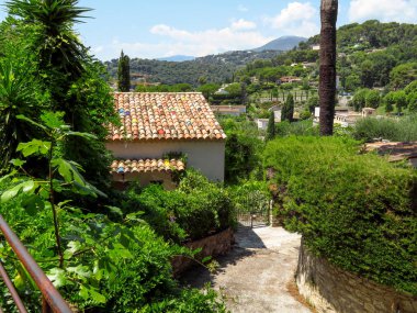 Saint Paul De Vence iki derin vadiler arasında dar bir teşvik tünemiş bir güzel Ortaçağ müstahkem köyüdür.