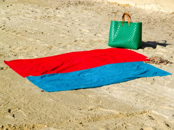 Dwa Ręczniki Torbę Plażową Piasku — Zdjęcie stockowe