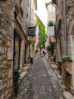 Saint Paul de Vence, Fransa - 9 Temmuz 2018: St Paul De Vence olduğunu güzel bir ortaçağ müstahkem köy iki derin vadiler arasında dar bir teşvik tünemiş. Kimliği belirsiz kişi sokakta yürürken
