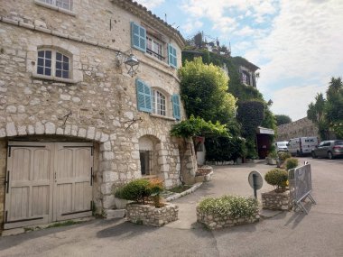 Saint Paul de Vence, Fransa - 9 Temmuz 2018: sokakları ve şehir'in mimaride. Saint Paul De Vence iki derin vadiler arasında tünemiş bir güzel Ortaçağ müstahkem köyüdür.