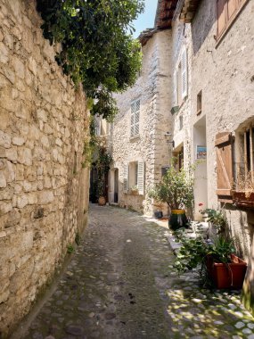 Saint Paul de Vence, Fransa - 9 Temmuz 2018: sokakları ve şehir'in mimaride. Saint Paul De Vence iki derin vadiler arasında tünemiş bir güzel Ortaçağ müstahkem köyüdür.