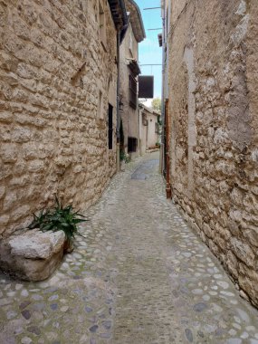 Saint Paul De Vence iki derin vadiler arasında dar bir teşvik tünemiş bir güzel Ortaçağ müstahkem köyüdür.