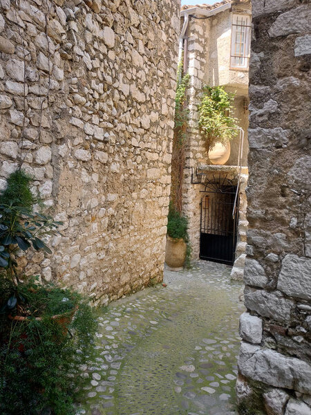 Saint Paul De Vence is a beautiful medieval fortified village perched on a narrow spur between two deep valleys.