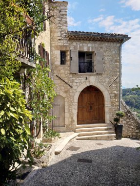 Saint Paul De Vence iki derin vadiler arasında dar bir teşvik tünemiş bir güzel Ortaçağ müstahkem köyüdür.