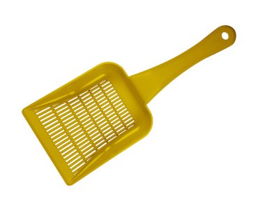 Beyaz arka plan üzerinde izole tuvalet için sarı plastik kepçe. Kırpma yolu dahil.