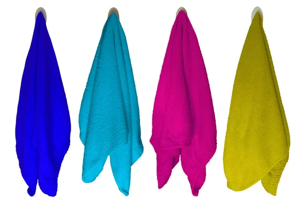 Asciugamani Colorati Appesi Ganci Isolati Sfondo Bianco Percorso Ritaglio Incluso — Foto Stock