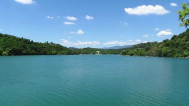 Lake St Cassien güzel mavi gökyüzü ve su ile Güney Fransa'da