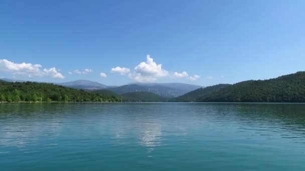Lake Cassien Güzel Mavi Gökyüzü Ile Güney Fransa — Stok video