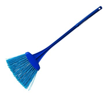 Mavi plastik süpürge üzerinde beyaz izole uzun saplı. Kırpma yolu dahil.