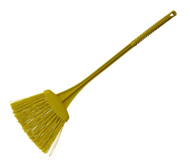 Sarı plastik süpürge üzerinde beyaz izole uzun saplı. Kırpma yolu dahil.