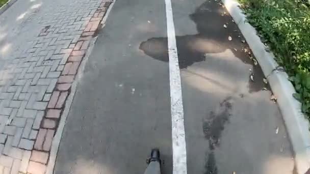 街の通りに沿って電動スクーターのPovの動き — ストック動画